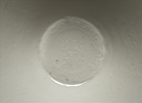 甜白釉番蓮八寶紋碗