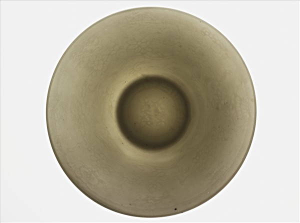 甜白釉番蓮八寶紋碗