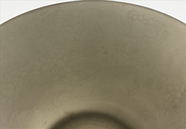 甜白釉番蓮八寶紋碗