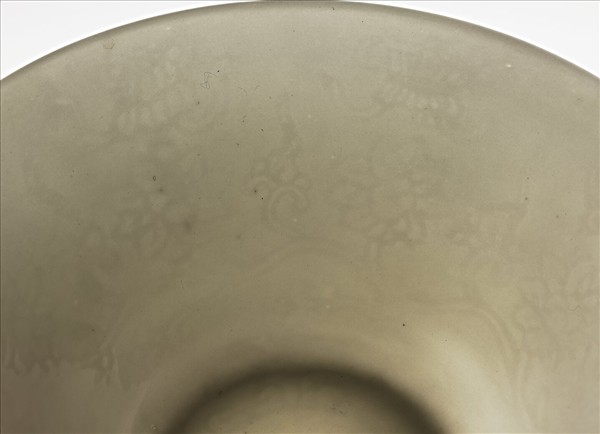 甜白釉番蓮八寶紋碗