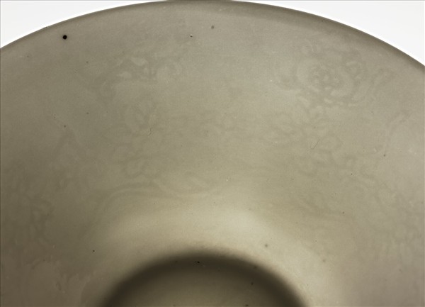 甜白釉番蓮八寶紋碗