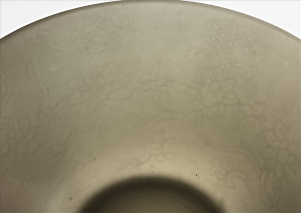 甜白釉番蓮八寶紋碗