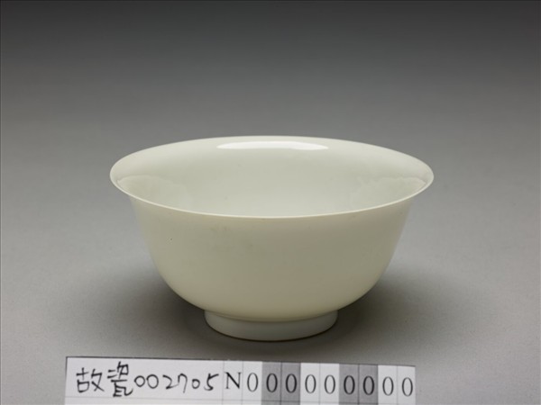 甜白釉雙龍紋碗