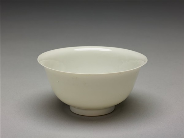 甜白釉雙龍紋碗