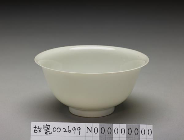 甜白釉雙龍紋碗