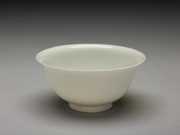 甜白釉雙龍紋碗