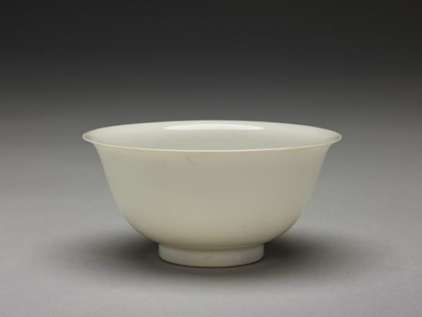 甜白釉雙龍紋碗