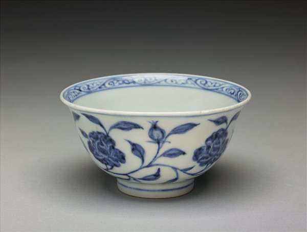 青花纏枝花卉紋碗