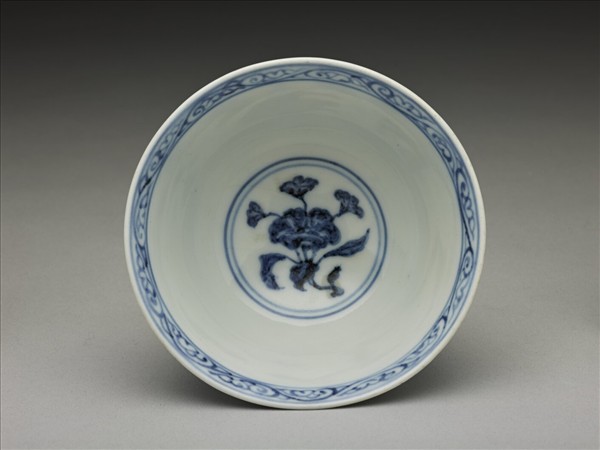 青花纏枝花卉紋碗