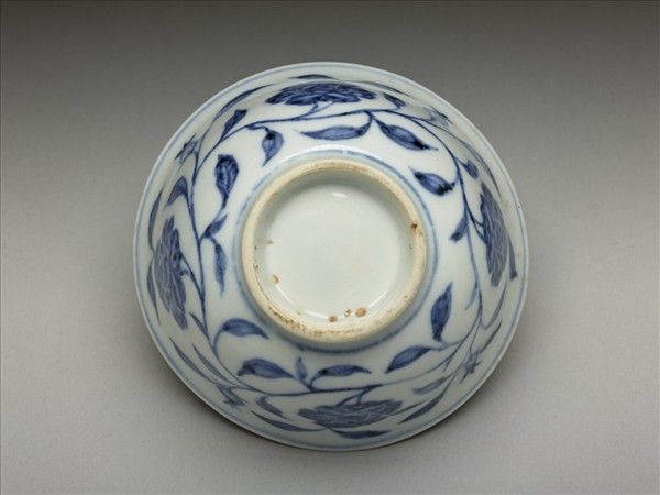 青花纏枝花卉紋碗