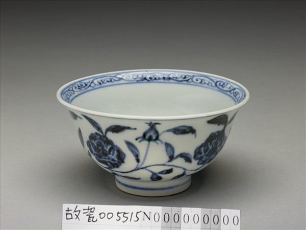 青花纏枝花卉紋碗