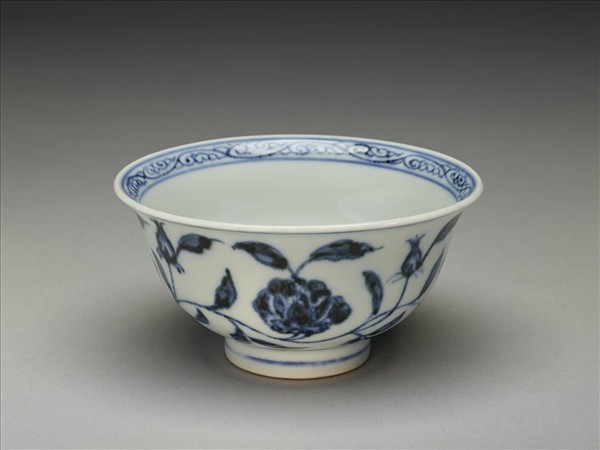 青花纏枝花卉紋碗