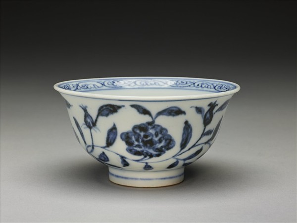 青花纏枝花卉紋碗