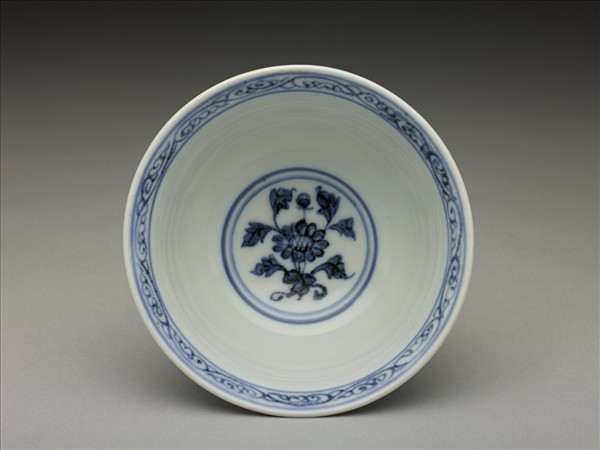青花纏枝花卉紋碗