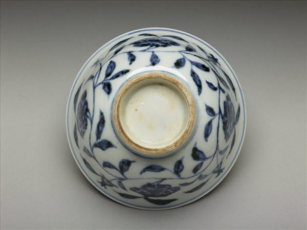 青花纏枝花卉紋碗