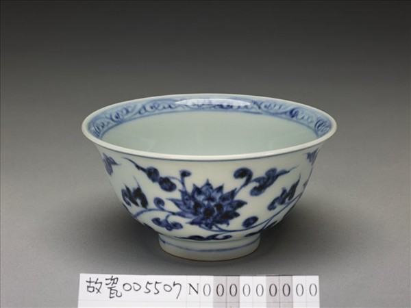 青花纏枝花卉紋碗