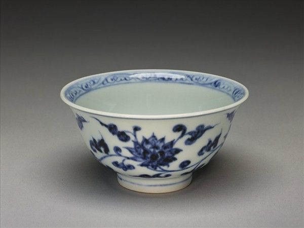 青花纏枝花卉紋碗