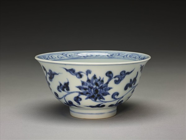 青花纏枝花卉紋碗