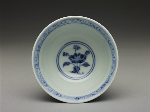青花纏枝花卉紋碗