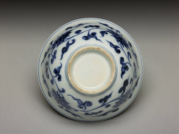 青花纏枝花卉紋碗