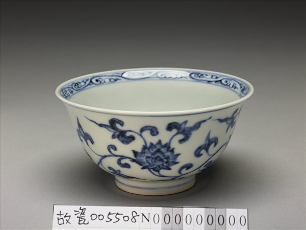 青花纏枝花卉紋碗