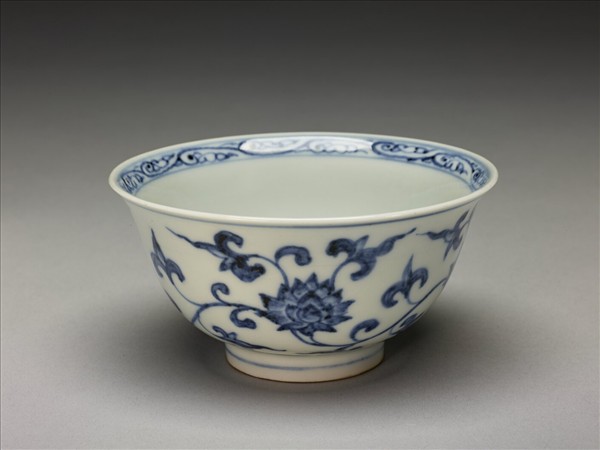 青花纏枝花卉紋碗