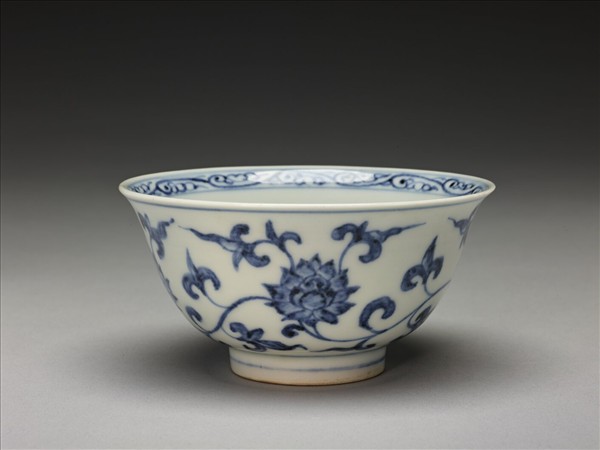 青花纏枝花卉紋碗