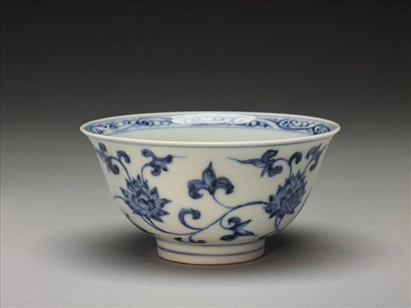 青花纏枝花卉紋碗