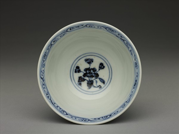 青花纏枝花卉紋碗