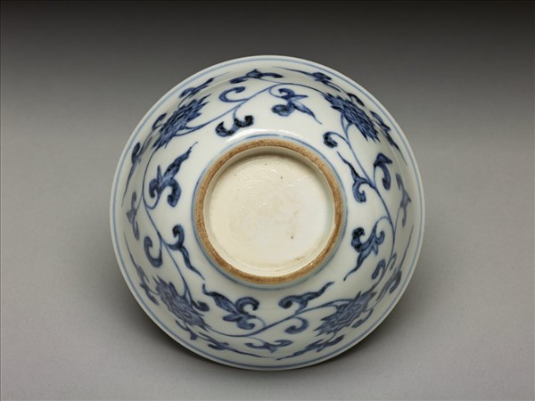 青花纏枝花卉紋碗