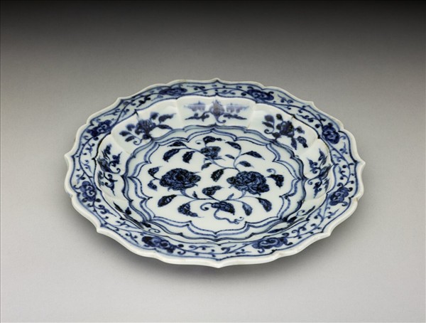 青花花果紋菱花式盤