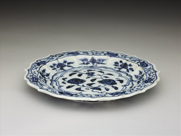 青花花果紋菱花式盤
