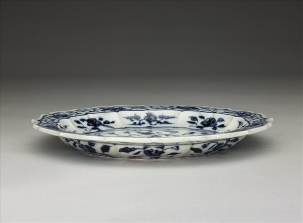 青花花果紋菱花式盤