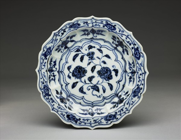 青花花果紋菱花式盤