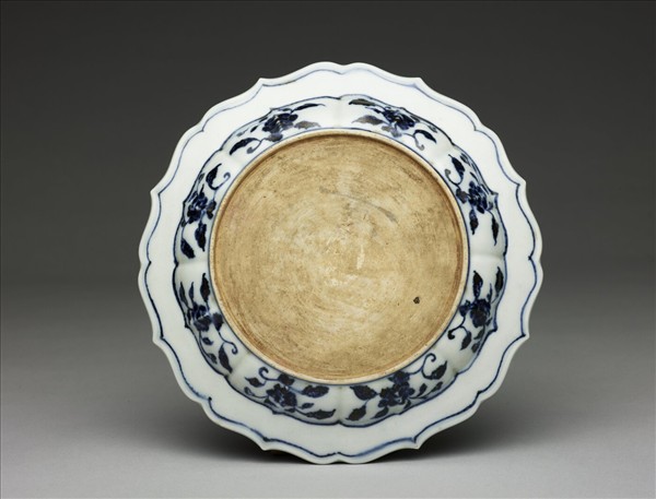 青花花果紋菱花式盤