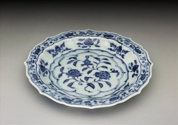 青花花卉紋菱花式盤