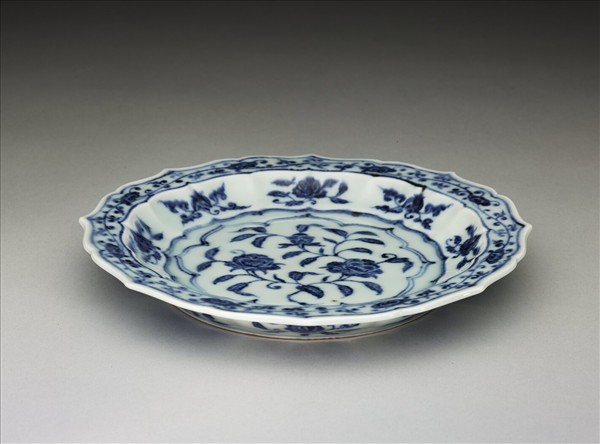 青花花卉紋菱花式盤
