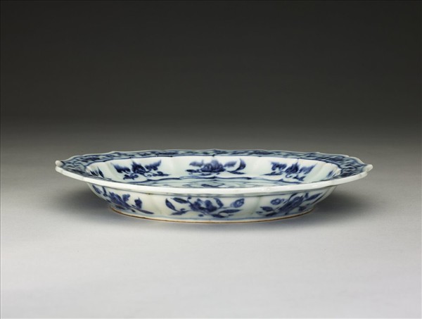 青花花卉紋菱花式盤