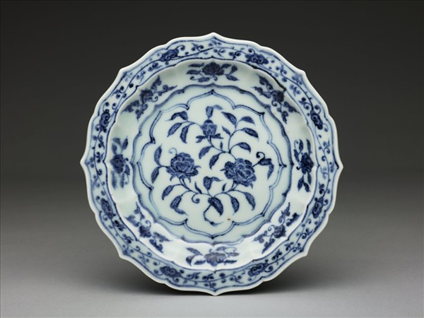青花花卉紋菱花式盤
