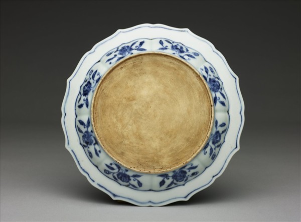 青花花卉紋菱花式盤