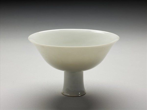 甜白釉高足碗