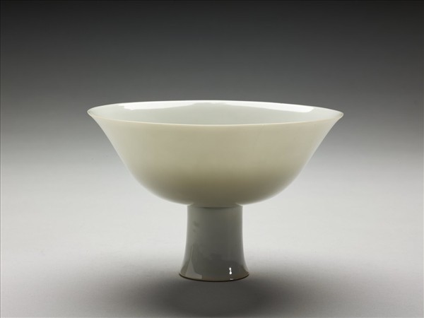 甜白釉高足碗