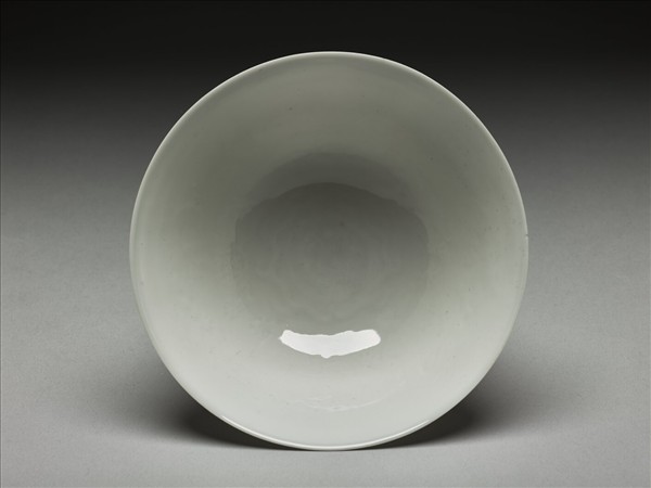 甜白釉五龍紋高足碗