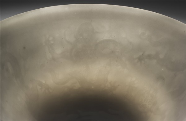 甜白釉五龍紋高足碗