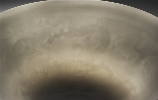 甜白釉五龍紋高足碗