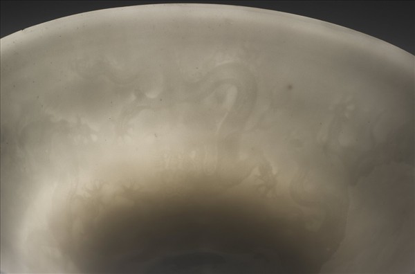 甜白釉五龍紋高足碗