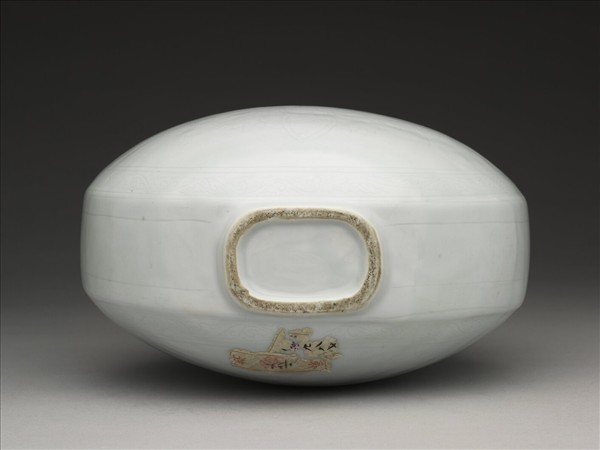 甜白劃花葫蘆形綬帶耳扁壺