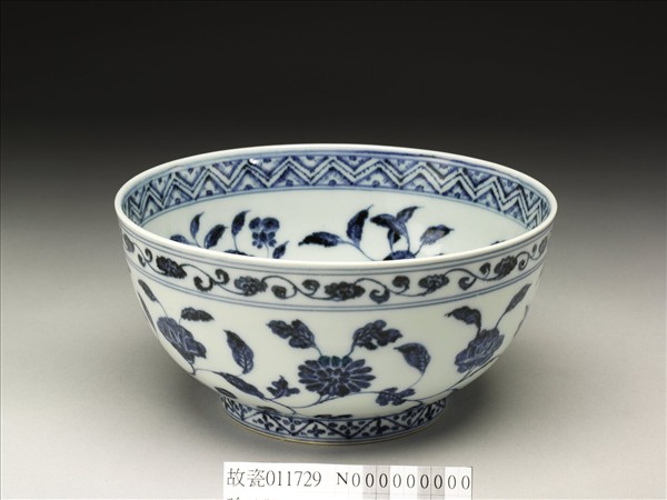 青花四季花卉紋墩子碗