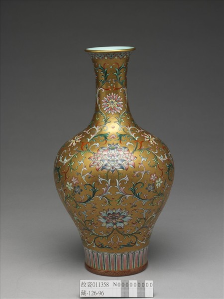 金地粉彩番蓮紋瓶