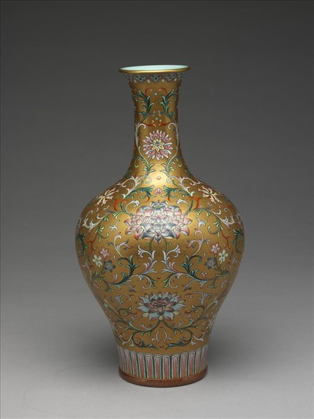 金地粉彩番蓮紋瓶